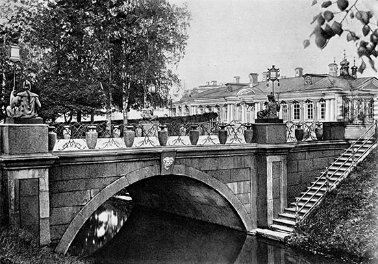 The arch of the Great Chinese Bridge, showing the backs of the Chinese servant statues holding the lanterns